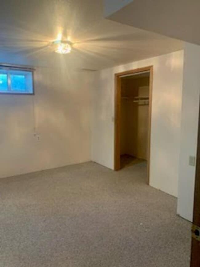 Building Photo - Spacious Heights 3 Bed!