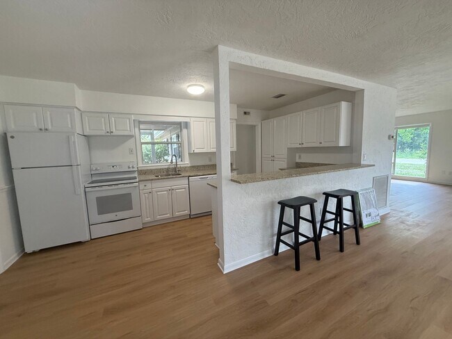 Building Photo - 3 Bedroom 2 Bath Single Family Home w/Garage & Bonus Room