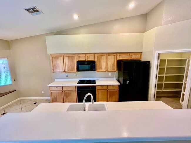 Building Photo - Single Story 3 Bedroom Home with bonus room!!