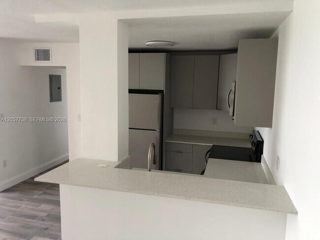 Building Photo - 9682 Fontainebleau Blvd