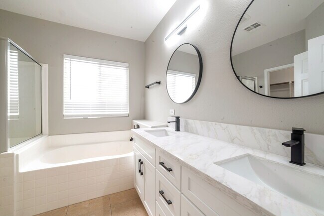 Building Photo - 7129 Bocaire Dr
