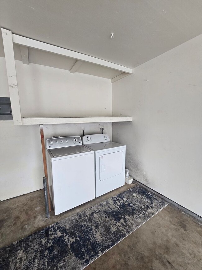 Building Photo - Spacious 2BD/2.5BA Town Home near Universi...