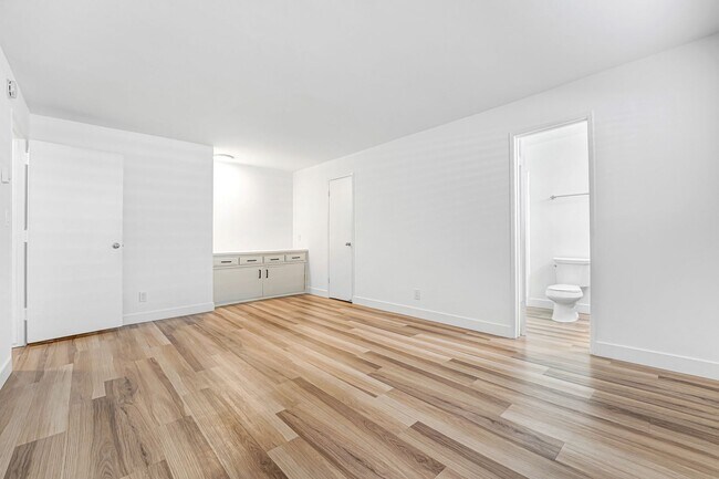 Building Photo - 843 18th St