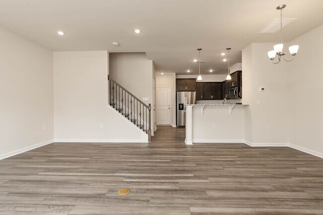 Building Photo - Cozy Townhome with 2 car garage!