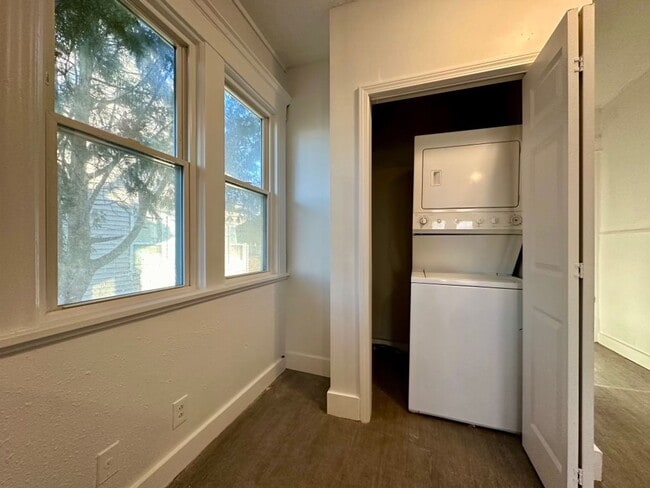 Building Photo - Gorgeous 5 bedroom home in Minneapolis!