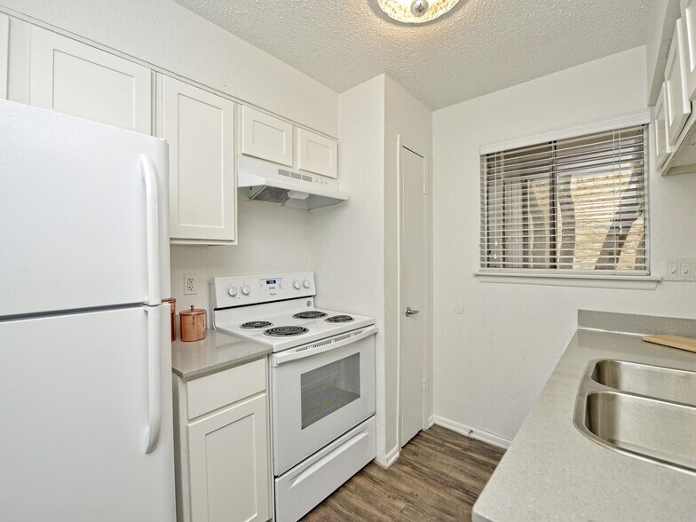 Building Photo - 3600 N Hills Dr