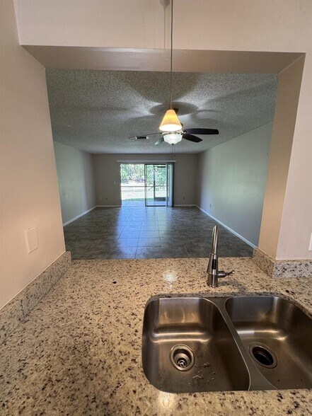 Building Photo - 1403 Lakeview Dr E