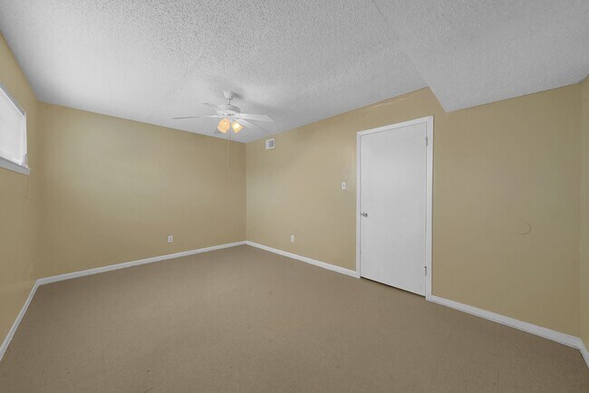 Building Photo - Make this charming studio your new home!