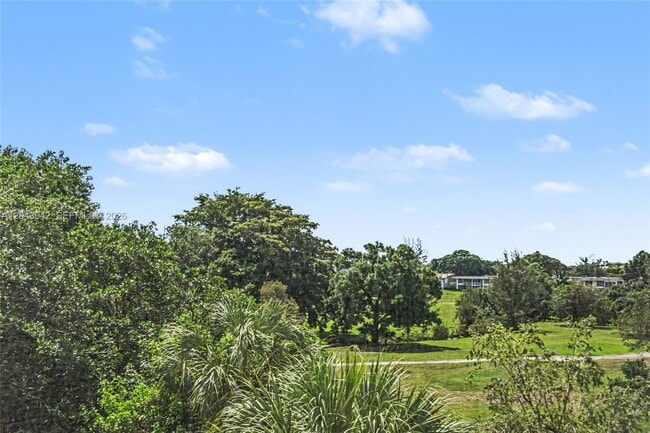 Building Photo - 3250 N Palm Aire Dr