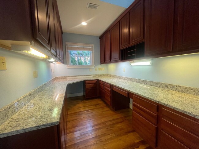 Building Photo - 4 BR Home only 2 blocks from Lake Eola Par...