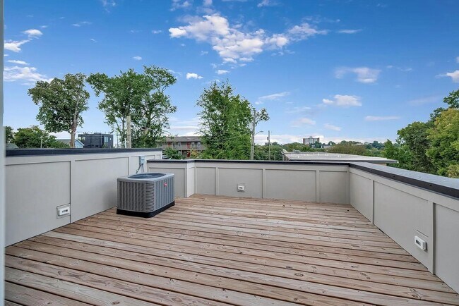 Building Photo - 1263 John St