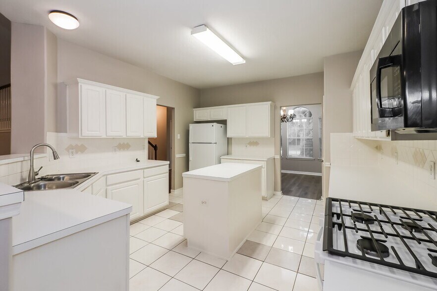 Building Photo - 8919 Green Ray Dr