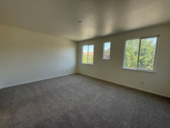Building Photo - 2-story 4bed 2.5bath home available in Nor...