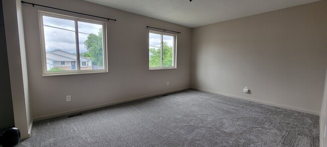 Building Photo - 3 Bedroom 1.5 Bathroom Home