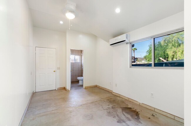 Building Photo - 1541 E Mabel St