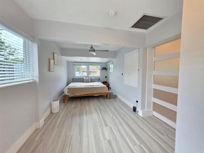 Building Photo - 250 NE 42nd St