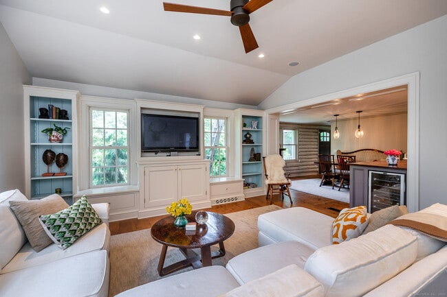 Building Photo - 1 W Woods Rd