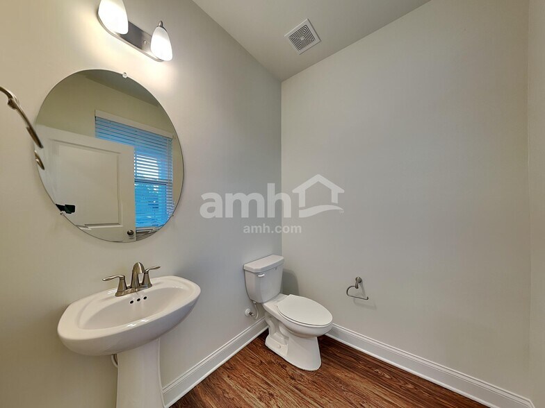 Building Photo - 2060 Brook Enclave Trail