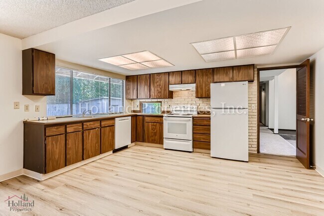 Building Photo - 1005 SW 192nd Ct