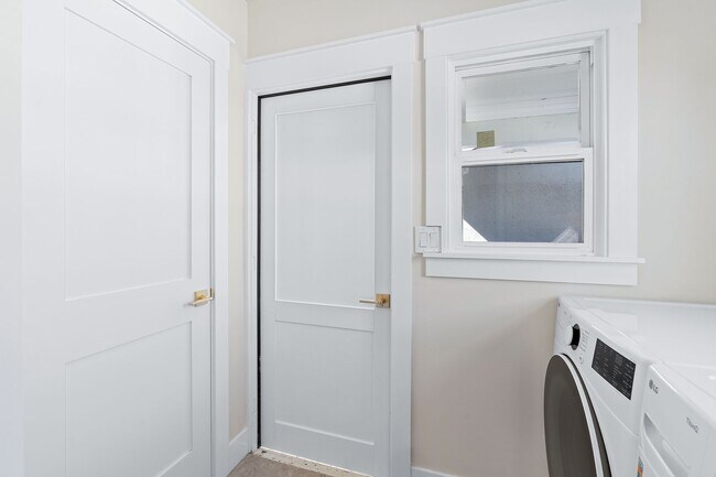 Building Photo - Charming Updated 2 bed, 2 bath Home near D...