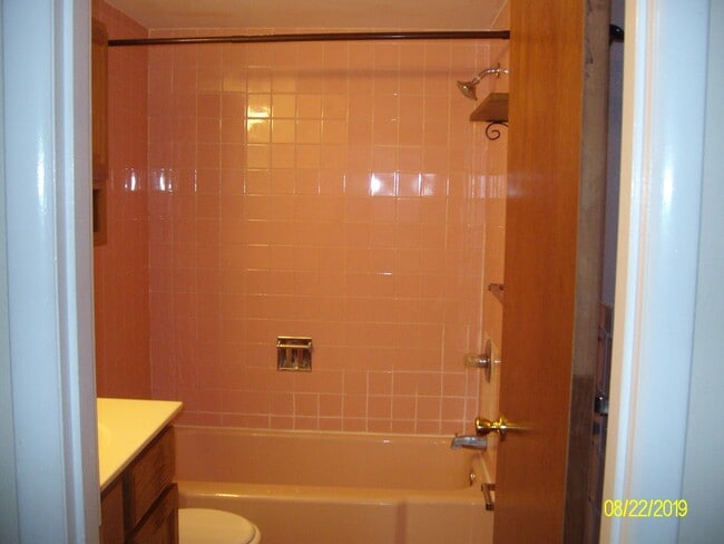 Building Photo - 3 bd-1 1/2 bath