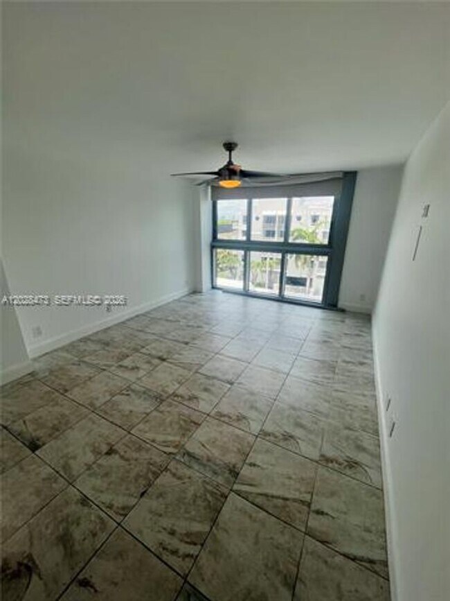Building Photo - 2655 Collins Ave
