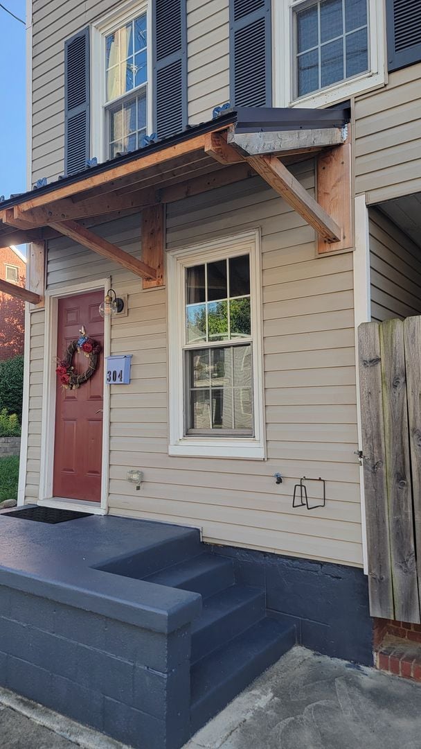Building Photo - Beautifully Maintained Townhome in Downtow...