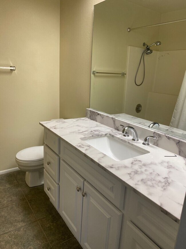 Building Photo - 2 Bedroom 1.5 Bathroom Townhome in Dixie Downs!