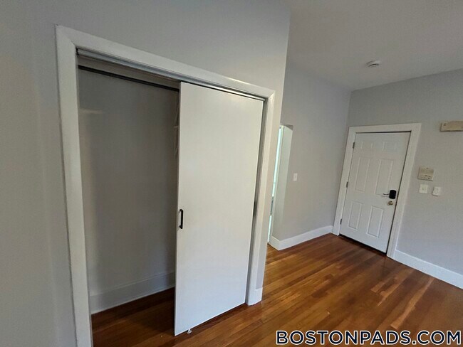 Building Photo - 1576 Cambridge St