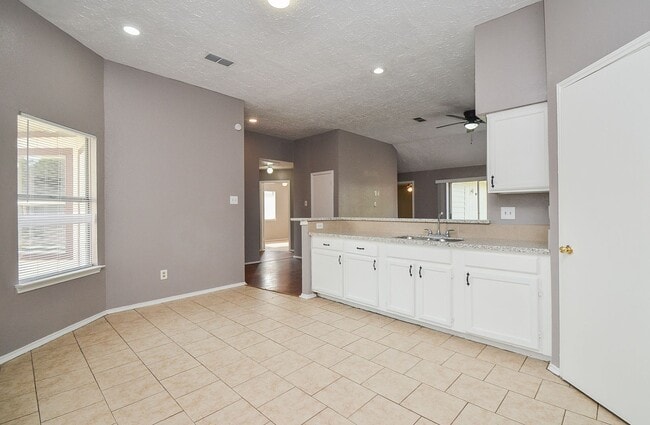 Building Photo - Beautiful spacious home available for rent !