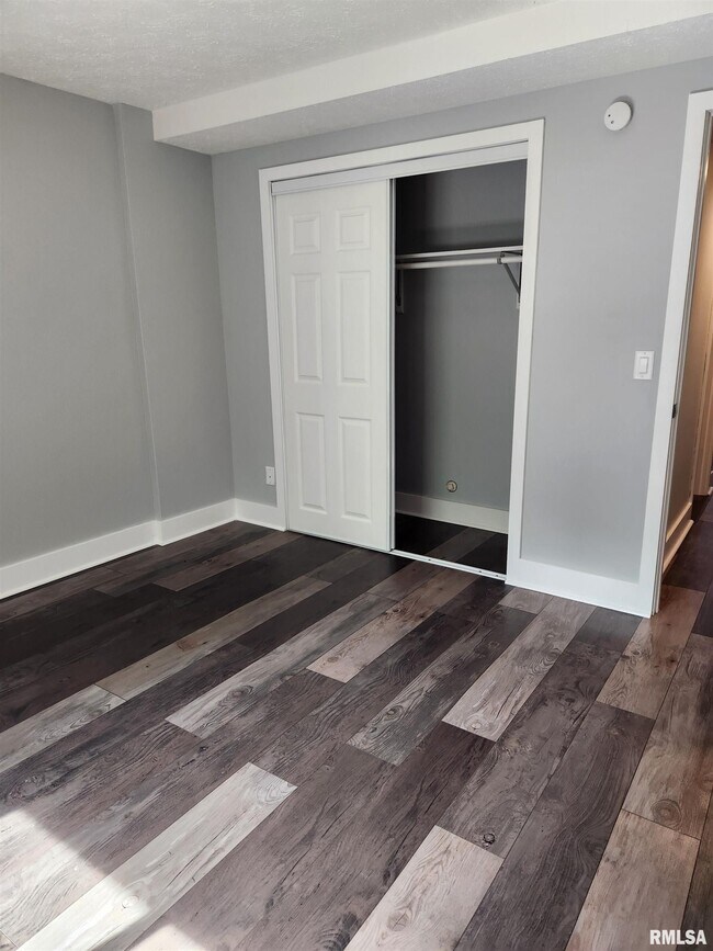 Building Photo - 3439 N Willow Ct