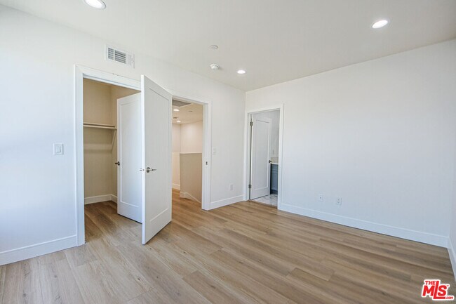 Building Photo - 10803 Kling St