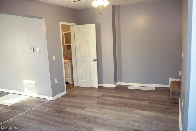 Building Photo - 240 E Miller Ave
