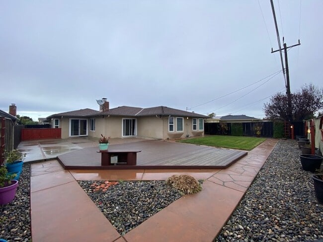 Building Photo - SPACIOUS 4 BEDROOM HOME IN SOUTH SALINAS