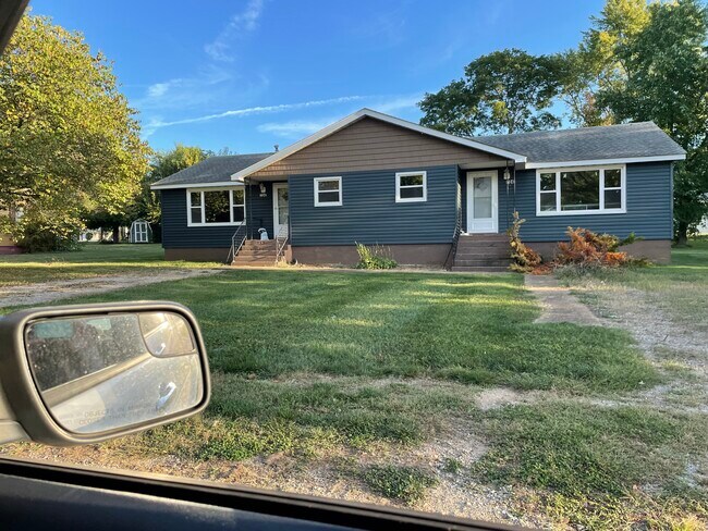 Building Photo - 704 Locust St