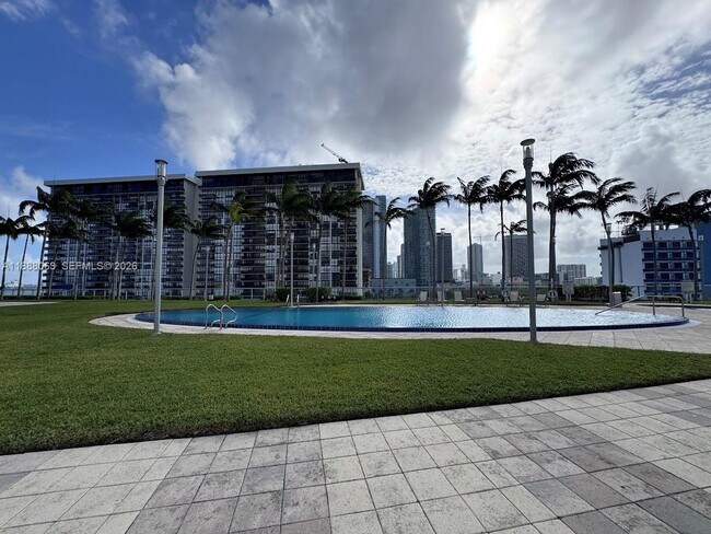 Building Photo - 601 NE 36th St