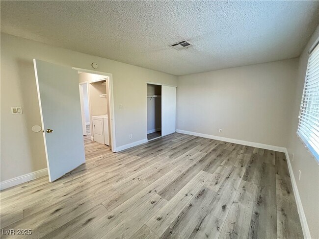 Building Photo - 1009 Willow Tree Dr