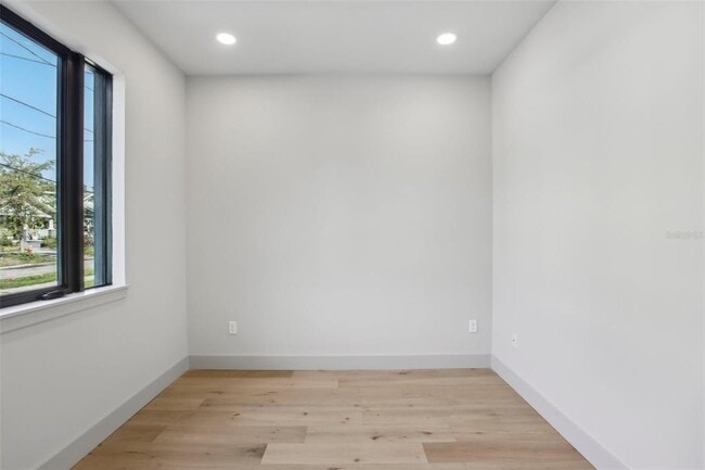 Building Photo - 1412 S Moody Ave