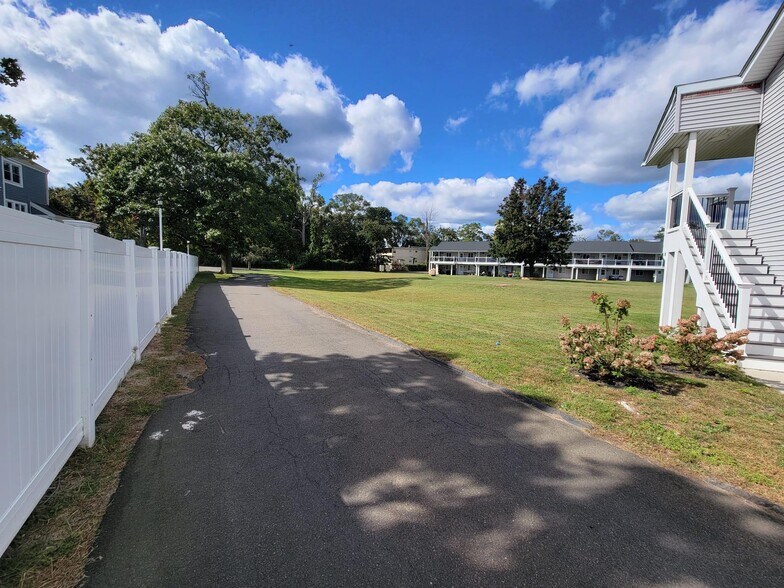Building Photo - 129 Cosey Beach Ave