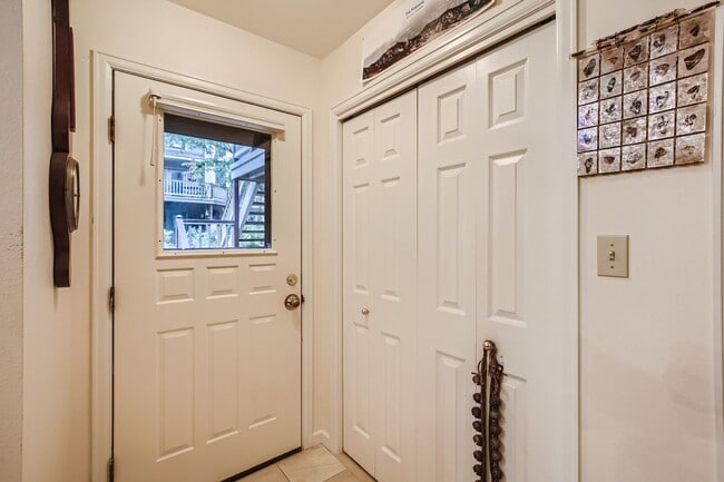 Building Photo - Ideal Downtown 1 BDR Close to Shops & Trails