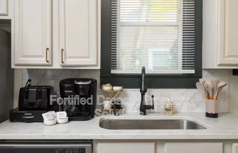 Building Photo - 720 S Broad St