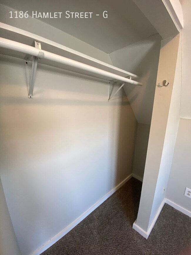 Building Photo - 1186 Hamlet St