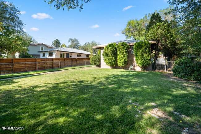 Building Photo - 1245 Plumas St