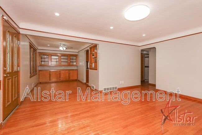 Building Photo - 9113 Outlook Dr