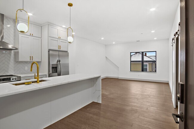 Building Photo - 127 E Cottage St