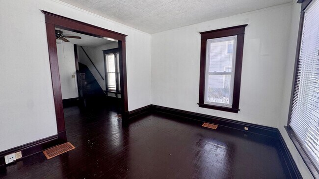 Building Photo - 633 Livingston Ave NE