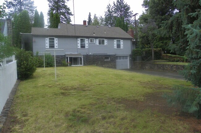 Building Photo - PETS CONSIDERED! Located in Bend's HISTORIC District, Walk to Drake Park! A/C, All Appliances, Ha...