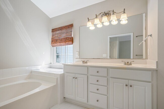 Building Photo - 1411 Crimson Creek Dr