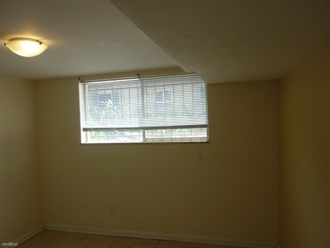 Building Photo - 2 br, 1 bath 4plex - 2959 Newton Street B