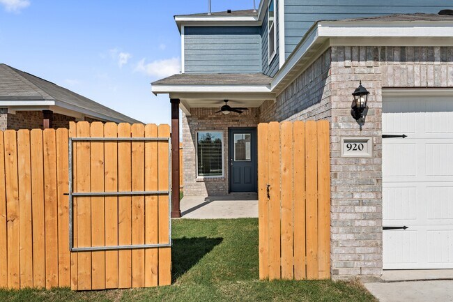 Building Photo - 1004 Camelia Grv Ct